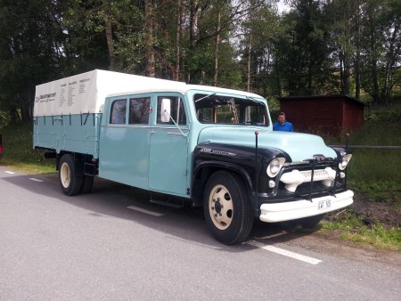 Denna gamla mjölkbil (sk skvader) från Klövsjö, en Cheva 6500 från 1956 har renoverats av Rock´n rollgänget Tjynnan Tjöjjes från Mo i Lit. Lackerad av Östersunds Billackering.